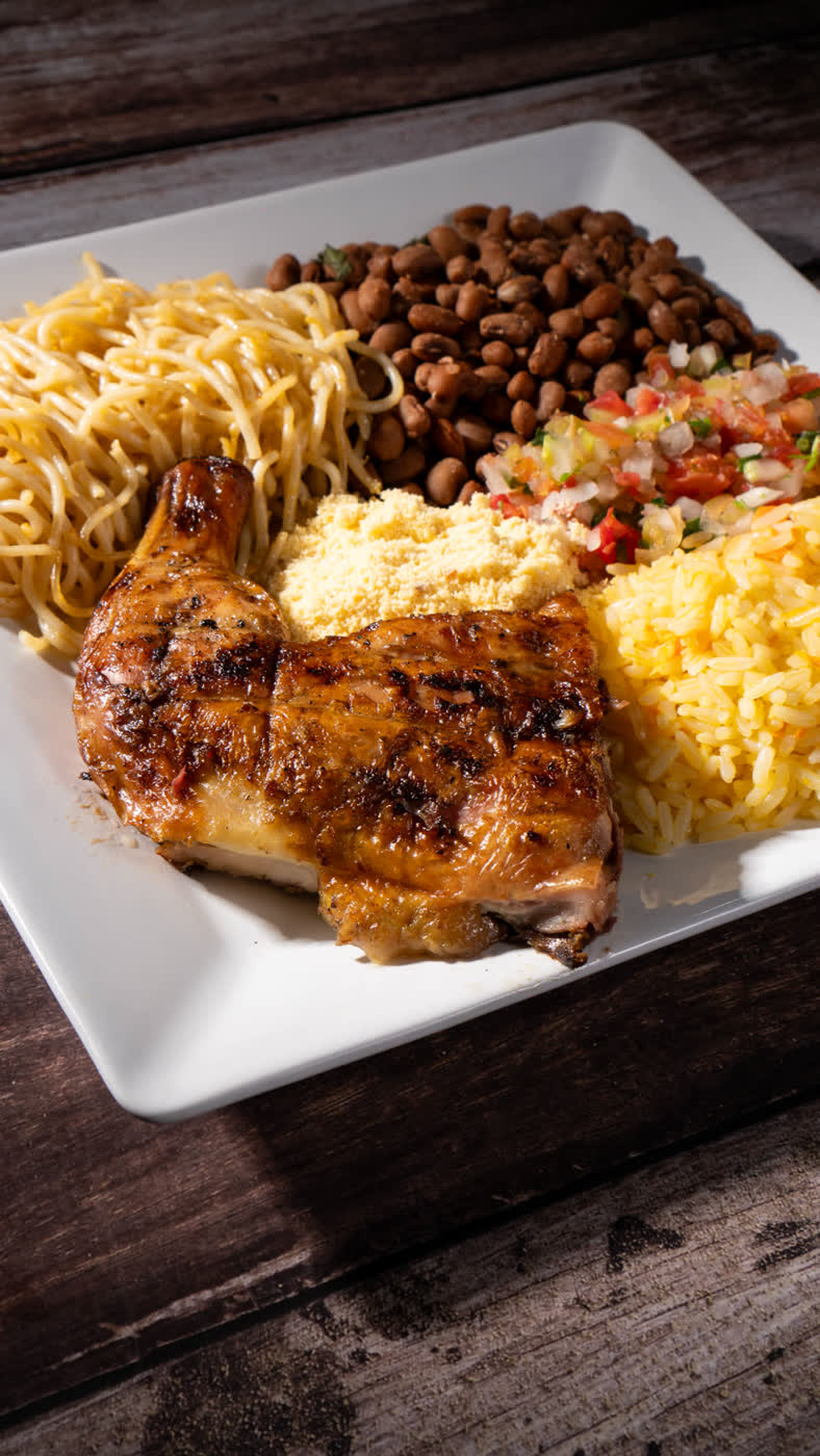 Frango grelhado com arroz, feijão e vinagrete