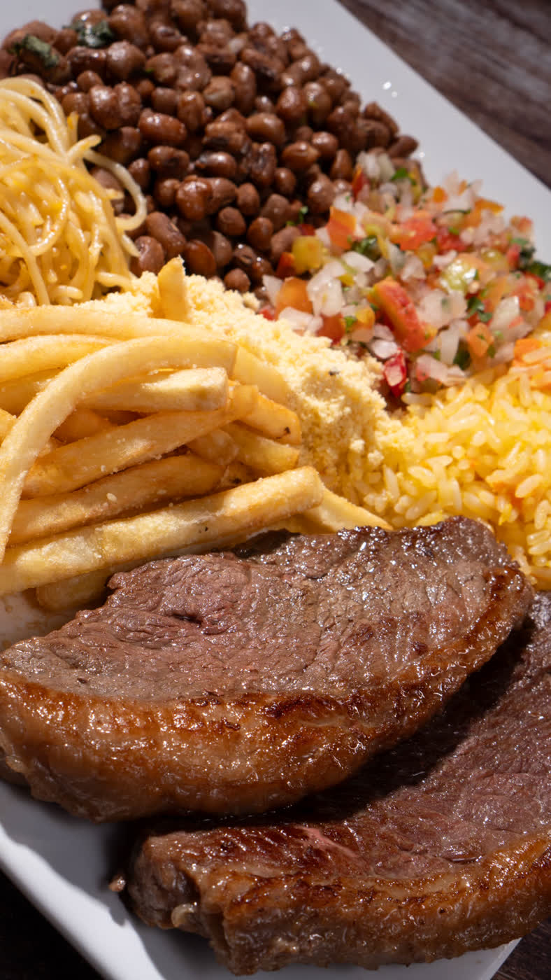 Picanha fatiada com fritas e arroz