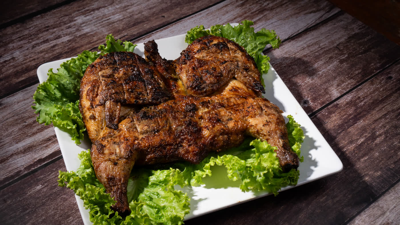 Frango grelhado na cama de alface