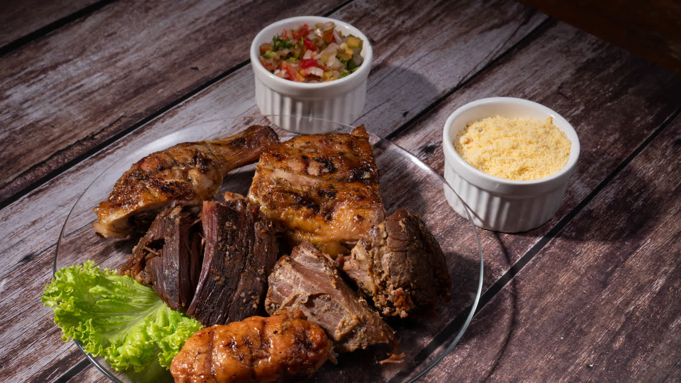 Carne de sol com acompanhamentos