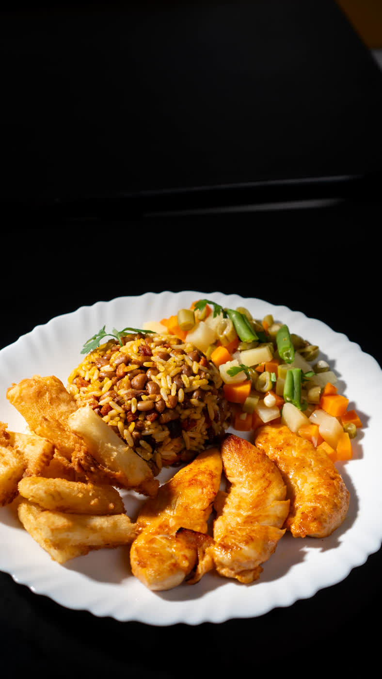 Peixe frito com arroz e legumes