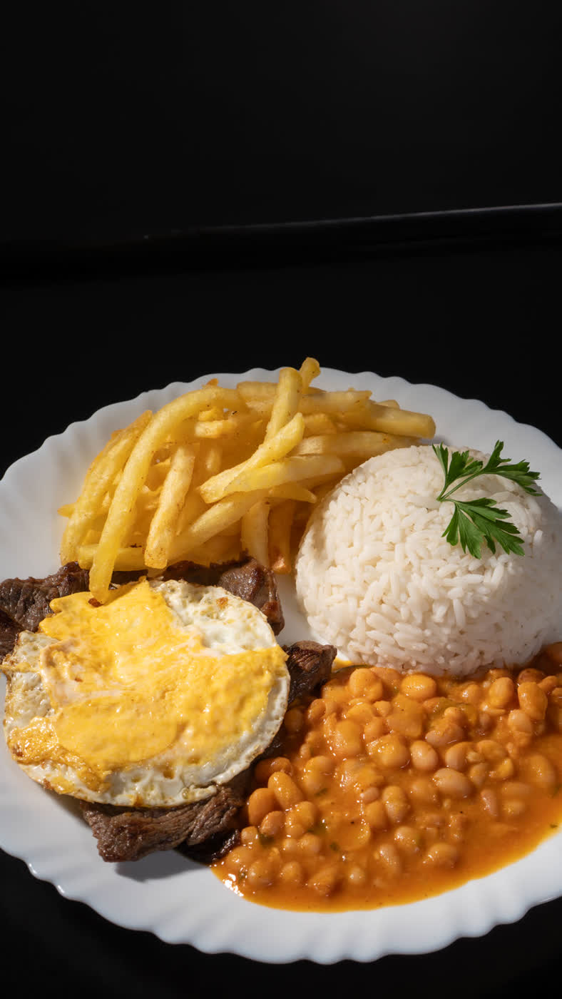 Prato feito com bife, ovo e fritas